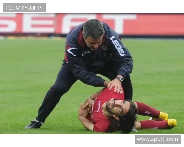 足球场惊现晕倒事件 球星突发健康问题引发广泛关注